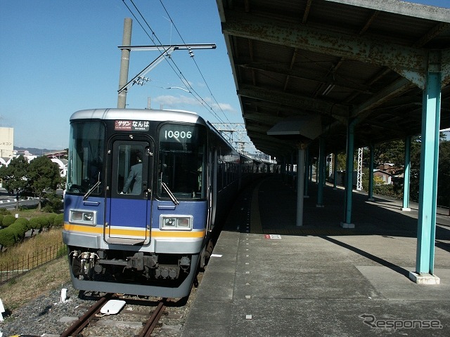 難波～和歌山市・和歌山港間の特急『サザン』で運用されている10000系電車。「トッキュウジャー」ラッピング車は10月5日から2015年1月7日まで運行される。