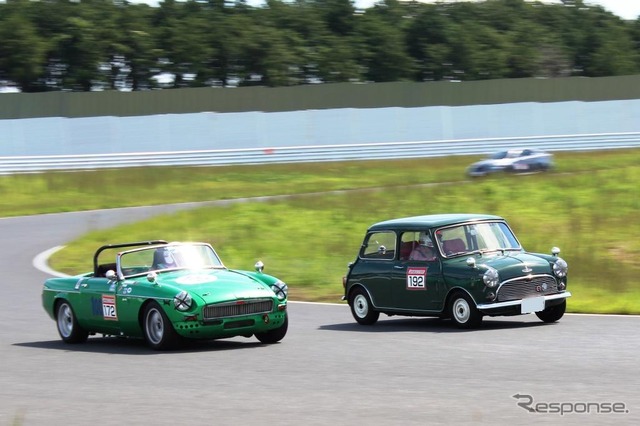 MGB(左)とミニ(右)
