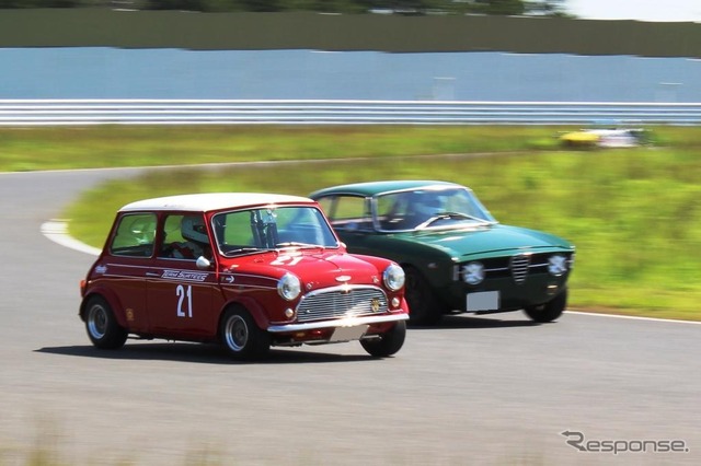 ミニ(左)とアルファロメオ・1300GTジュニア
