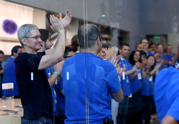 パロアルトのアップルストアで客を迎え入れるティム・クックCEO(c)Getty Images