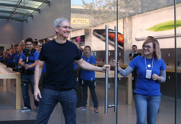パロアルトのアップルストアで客を迎え入れるティム・クックCEO(c)Getty Images