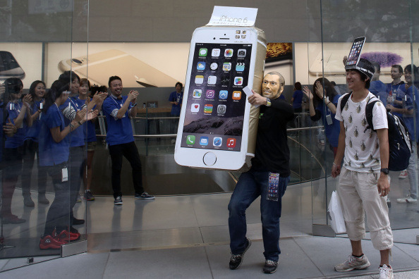 アップルストアパロアルトのアップルストアで客を迎え入れるティム・クックCEO(c)Getty Images