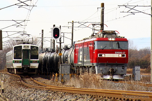 会場ではJR貨物のEH500形電気機関車（右）が展示される。