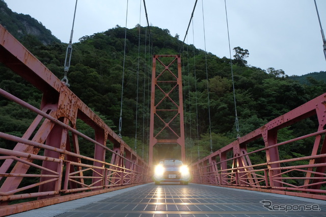 奥伊勢・宮川峡。ダム湖にかかる吊り橋