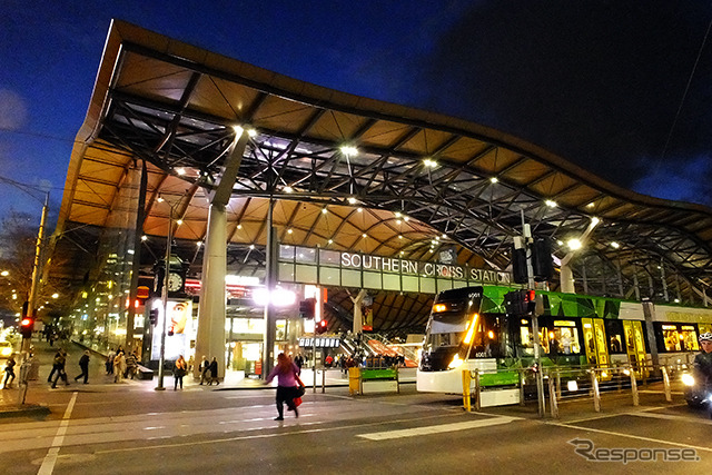 日が暮れるころ。メルボルンの鉄道ターミナルであるSouthern Cross Stationの前に立つ。
