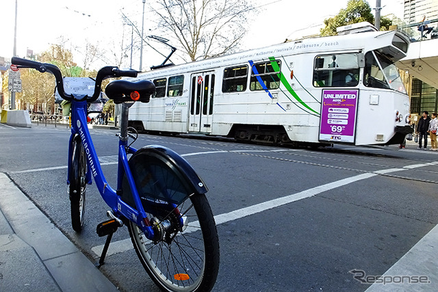 メルボルン市内の公共レンタル自転車「Melbourne Bike Share」に乗る。大きな道は、歩行者・自転車・自動車・電車と区分けされている。