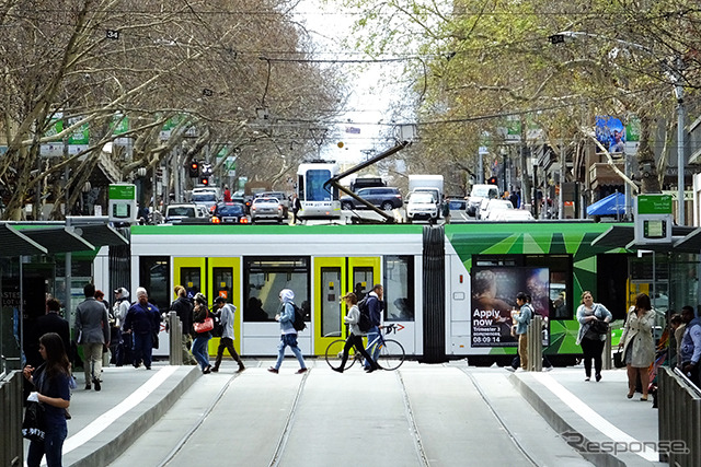 Collins StとSwanston Stの交差点を走るD-class電車。この写真の右側に、1870年に建てられたメルボルン市庁舎（Melbourne Town Hall）がある。