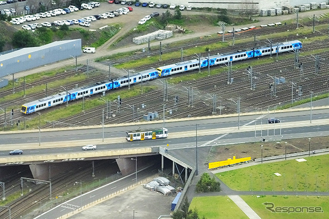 Z-class電車(Route 70)がBatman Avenue Bridgeを走る。その橋の下を中距離電車「METRO」が行く。