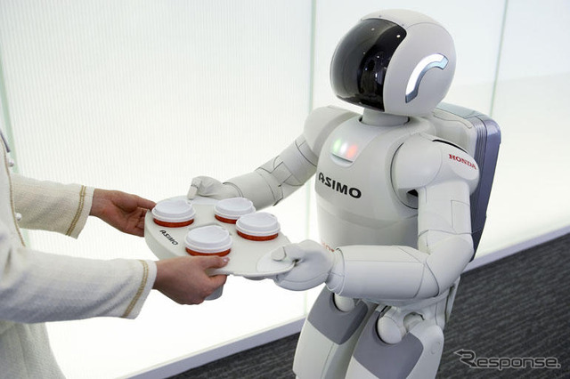 ASIMO の走りに磨き---「0.08秒、50mmの飛翔」写真蔵