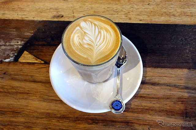 Prahran MarketのMarket Lane CoffeeでFlat Whiteを注文。メルボルンのカフェ文化を感じながらひと休み。