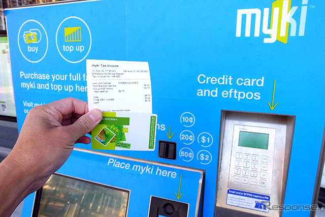 電子マネーカード「myki」にチャージ。液晶画面には利用履歴などが映し出される。