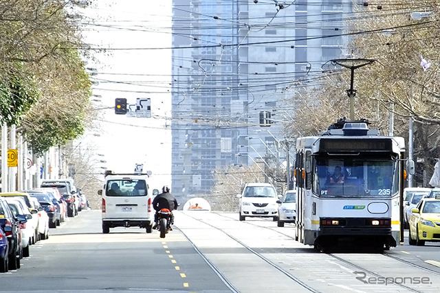 世界最大の路面電車網を持つメルボルン。主要な交差点では2段階右折（Hook Turn）が義務付けられている。クルマが右折するとき、道路の中央を走る路面電車とぶつかるのを防ぐためだ。