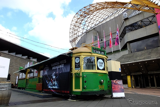 メルボルンのArts Centreで見つけた“電車バー”。バーに改造されたW-class電車だ。車体には「Tram Bar」と記されていた。