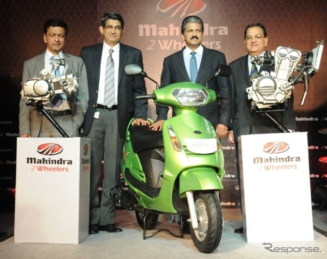 マヒンドラのスクーター(写真は2012年プネとの合同会見時のもの)