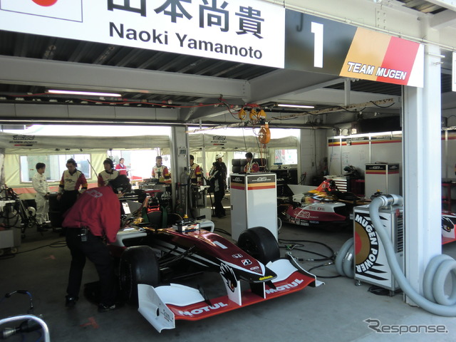 2戦連続ポール獲得となった山本のピット。