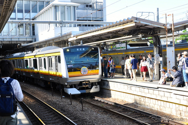 JR南武線の登戸駅で9月28日、営業運転開始を間近に控えた同線用のE233系（8000番台）の展示会が開かれた。多くのファンや沿線住民が訪れ、新車にカメラを向けていた