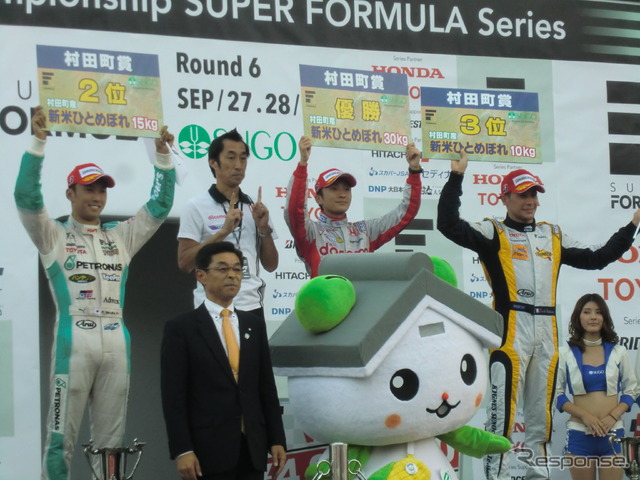 決勝2位は中嶋一貴(左端)、3位はロイック・デュバル(右端)。