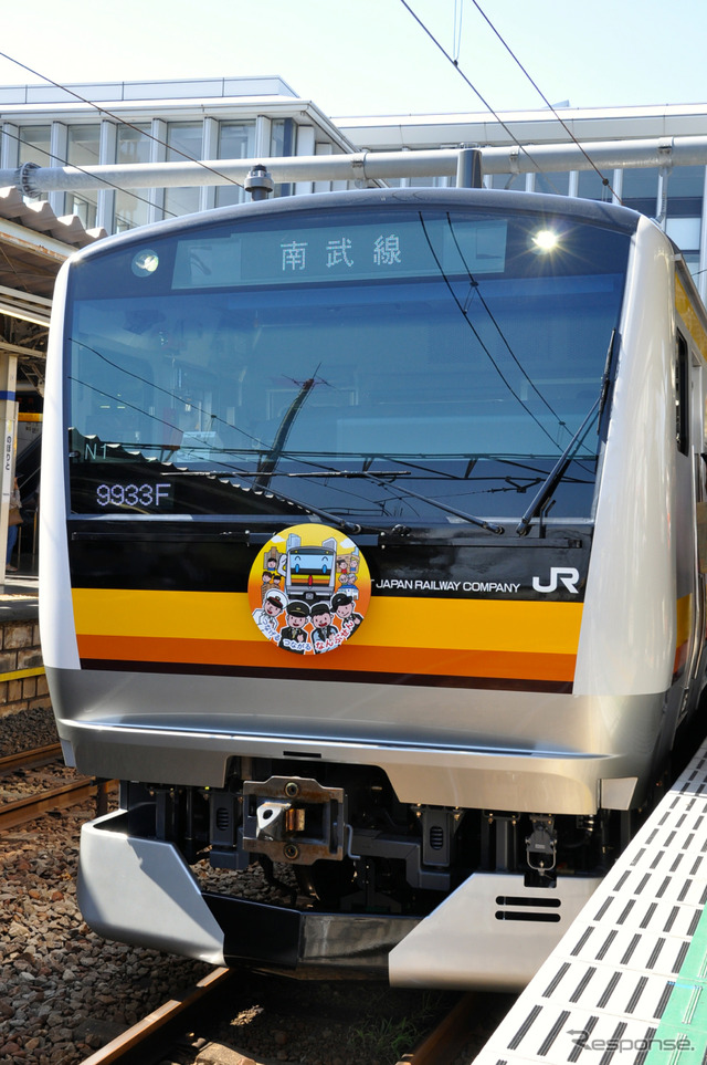 営業運行初日の10月4日は武蔵中川駅で出発式が行われる。写真は9月28日に登戸駅で展示されたE233系8000番台。
