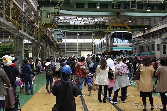 会場となる綾瀬車両基地ではクレーンを使った車体つり上げの実演などが行われる。