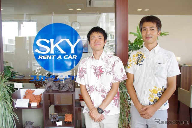 スカイレンタカー那覇空港営業所の照喜名さん(左)と、大久所長(右)