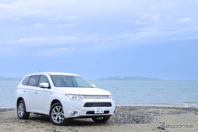 沖縄の青い海とアウトランダーPHEV