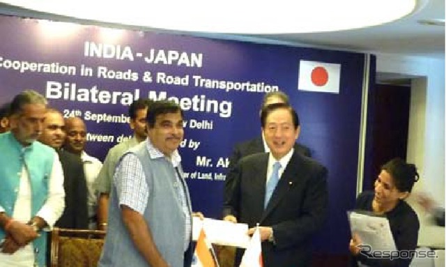 太田国交相とガドカリ道路交通・海運相との会談では、道路整備の財源問題などについて実務レベルの協議を行うことで一致した。
