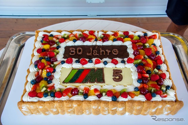 30周年を祝うバースデーケーキも振る舞われた