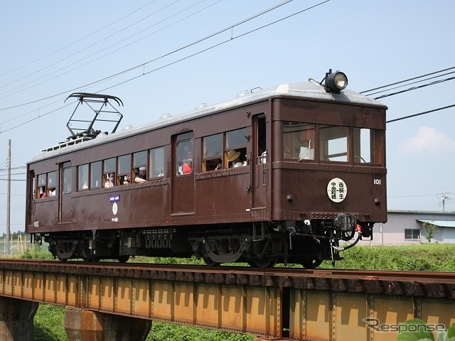 イベントにあわせてデハ101の臨時列車も運転される。写真は新屋～粕川間の鉄橋を渡るデハ101。