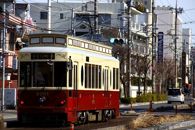 10月中は「おもいで号」として運行される9000形9001号。車内に昭和40年代の都電や荒川線の写真が掲出される。
