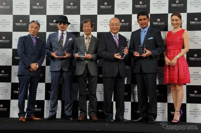 写真左から、堺正章氏、アーティストの横山剣氏、日産『GT-R』の開発責任者を務めた水野和敏氏、ポルシェジャパン会長の黒坂登志明氏、元レーシングドライバーの鈴木亜久里氏、蛯原友里さん