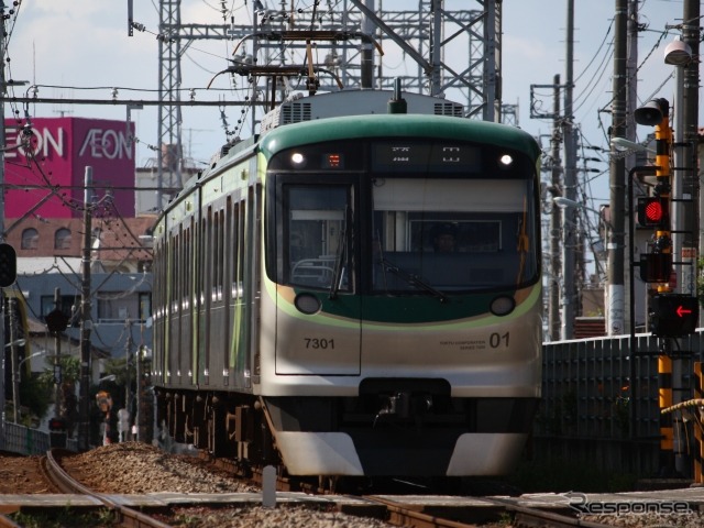 池上線を走る列車。10月12日は池上本門寺の「万灯練供養」にあわせ増発される。