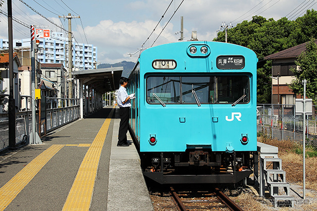 和田岬線の103系通勤電車。国鉄車両である103系は0系と同時期に製造された。