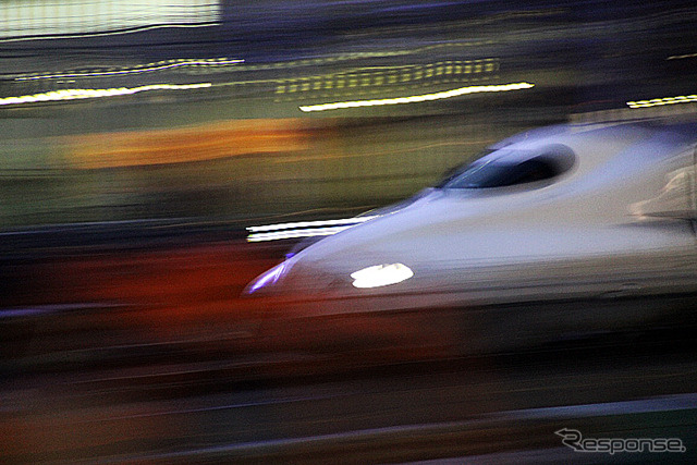 東京駅を出発し、名古屋・新大阪を目指すN700系「のぞみ」。