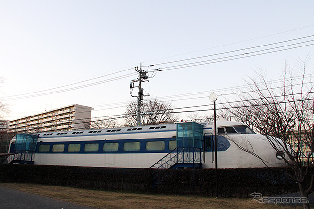 昭島市民図書館つつじが丘分室（東京都昭島市つつじが丘）となった0系。