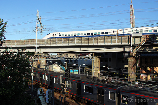 相鉄・JR直通線、相鉄・東急直通線の工事がすすむ相鉄線西谷駅付近。その上を300系新幹線が走る。