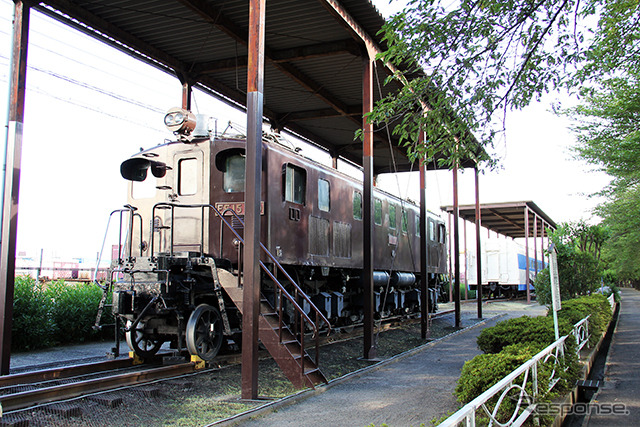 新幹線公園（大阪府摂津市安威川南町）にあるEF15形電気機関車。
