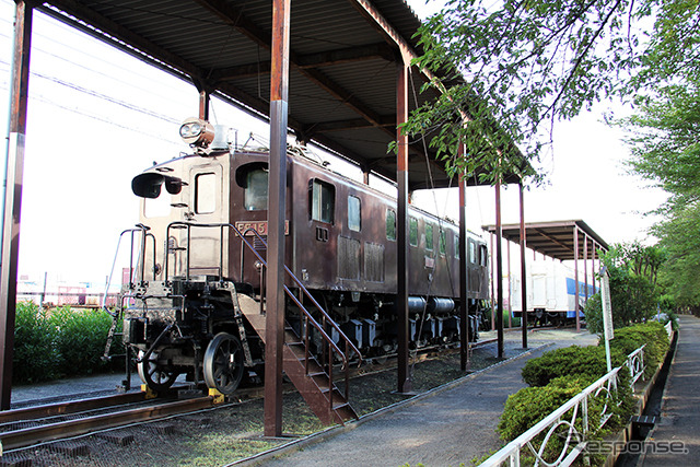新幹線公園(大阪府摂津市安威川南町)にあるEF15形電気機関車。