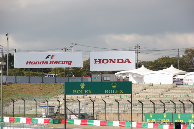 ロレックスの看板に加え、最終コーナーにはHonda Racingの看板も