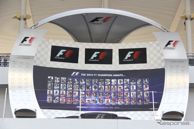 F1のポディウム(表彰台)も準備完了