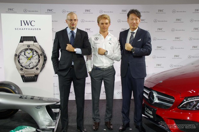 ニコ・ロズベルグ選手(中)とメルセデス・ベンツ日本の上野金太郎社長