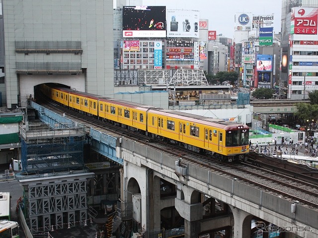 10周年記念のラッピングが施される銀座線の1000系。