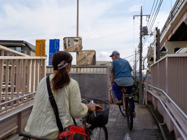 千住新橋北詰のスロープには急カーブがあり、衝突事故が懸念される