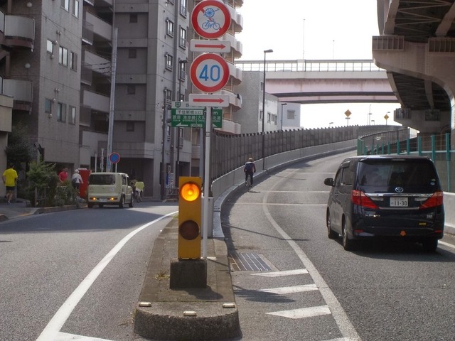 千住新橋北詰にある本線と側道の分岐。ここに「自転車通行止め」の規制標識が立つ