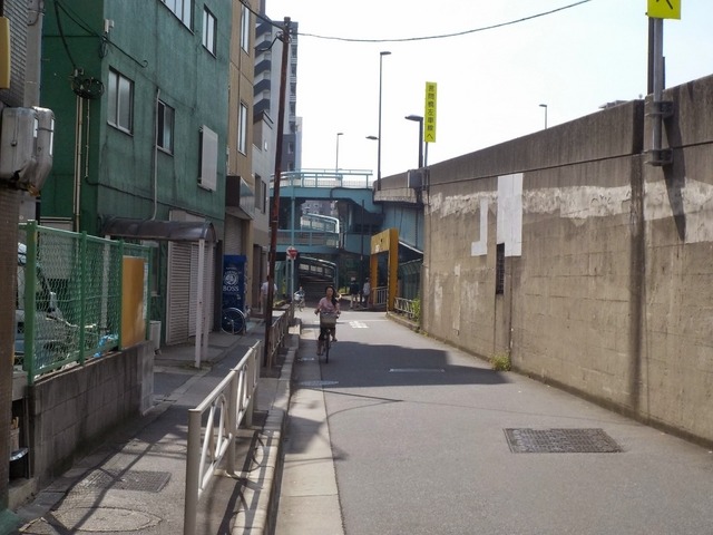 千住大橋の側道には、逆走する自転車が見受けられる