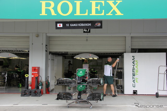 F1日本GP（木）ファンイベント：ケータハムのピットには小林可夢偉のネームボードが