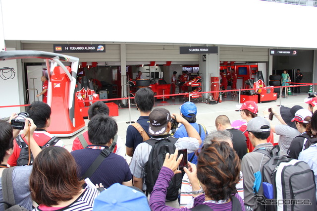 F1日本GP（木）ファンイベント：フェラーリピット前に集まるファン