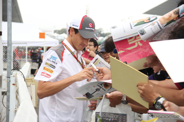 F1日本GP（木）ファンイベント：ファンにサインをするエイドリアン・スーティル（ザウバー）