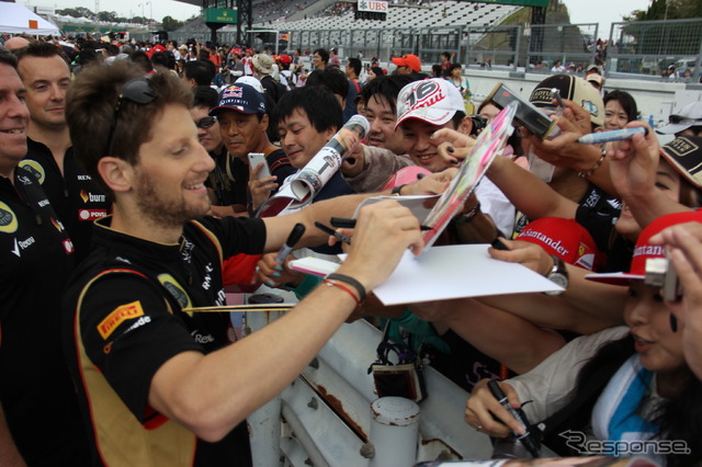 F1日本GP（木）ファンイベント：ファンにサインをするロマン・グロージャン（ロータス）