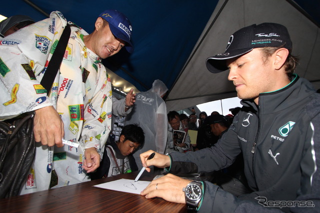 F1日本GP（木）ファンイベント：サイン会に登場したニコ・ロズベルグ