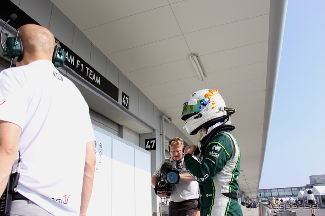 クラッシュ後、ピットへ戻る小林可夢偉
